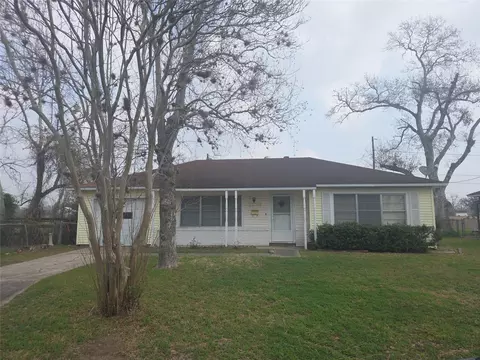 1216 Merchant St, El Campo, TX 77437