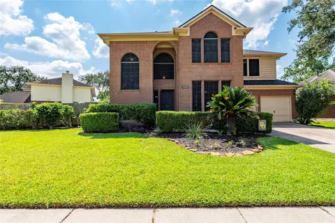 3902 Oak Wood Dr N, Pearland, TX 77581