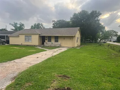 8702 Tewantin Dr, Houston, TX 77061