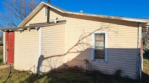 804 S Neches St, Coleman, TX 76834