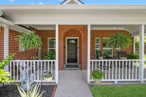 Exterior - 606 Walnut St, Sweeny, TX 77480 photo 3 of 5