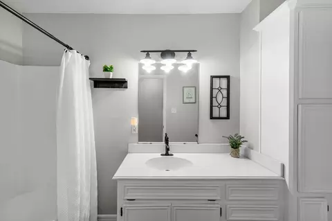 Bath - 606 Walnut St, Sweeny, TX 77480 photo 3 of 3