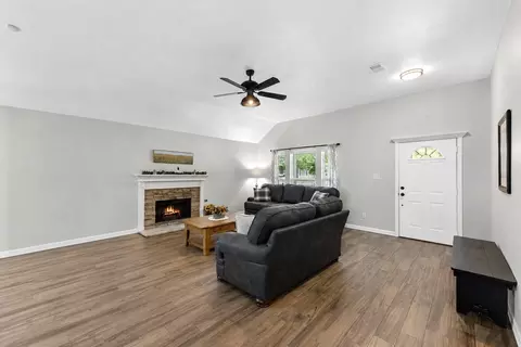 Living - 606 Walnut St, Sweeny, TX 77480 photo 1 of 2