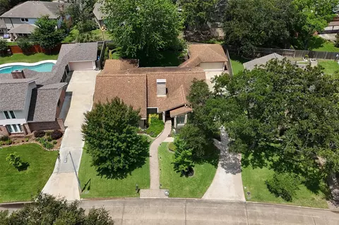611 Forest Lake Dr, Seabrook, TX 77586