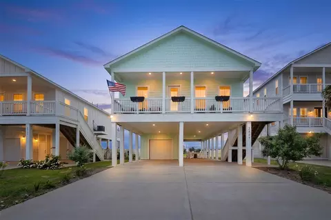 2527 103rd St, Galveston, TX 77554