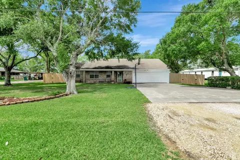 1002 S 2nd St, Ganado, TX 77962