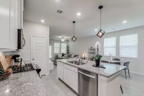 Kitchen - 17514 Rosette Grass Dr, Conroe, TX 77385 photo 4 of 6