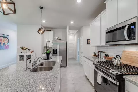 Kitchen - 17514 Rosette Grass Dr, Conroe, TX 77385 photo 5 of 6