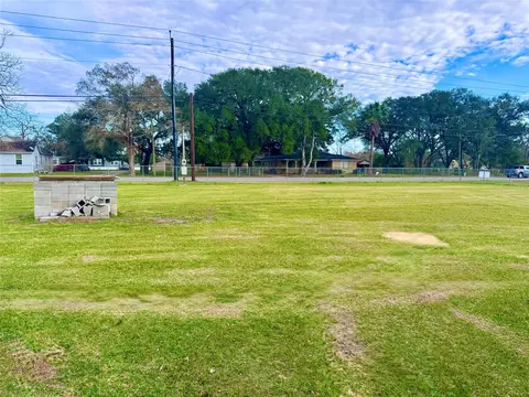 3020 1st St, Bay City, TX 77414