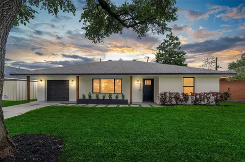 1818 Watercrest Dr, Houston, TX 77008