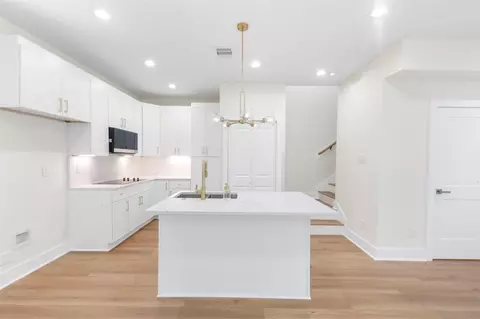 1275 Dewalt St, Houston, TX 77088