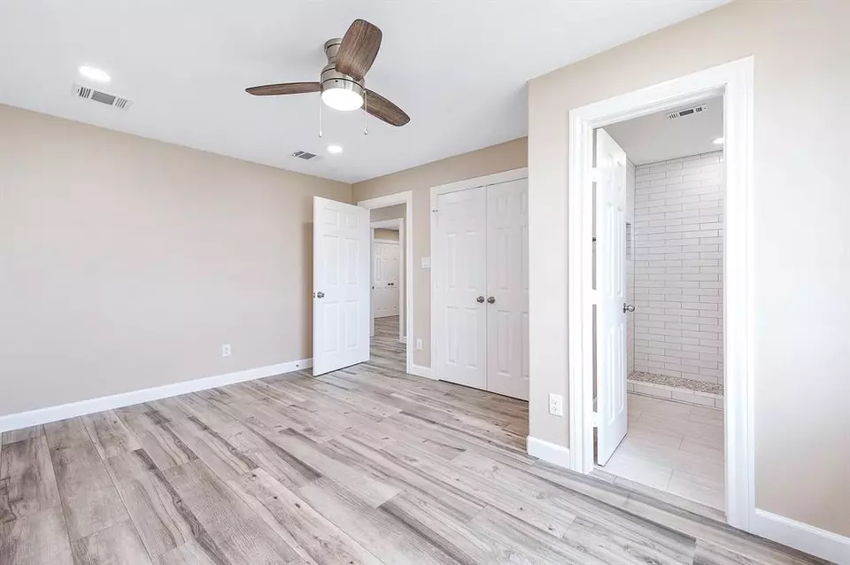 Bedroom - 26778 Fm 457, Sargent, TX 77414 photo 2 of 4