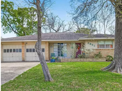 2805 Woodlawn St, Dickinson, TX 77539