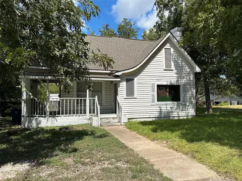 1207 E Washington Ave, Navasota, TX 77868