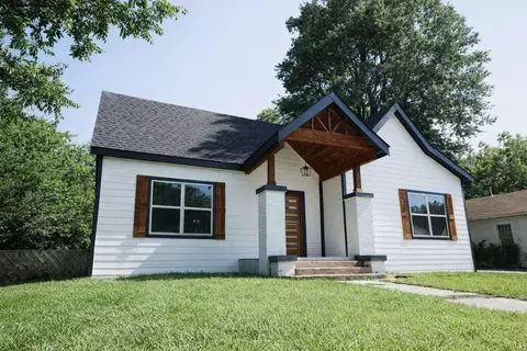 617 E 9th St, Bonham, TX 75418