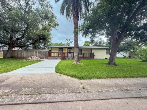 301 Azalea St, Lake Jackson, TX 77566