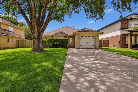 5519 Chisholm Trl, Dickinson, TX 77539