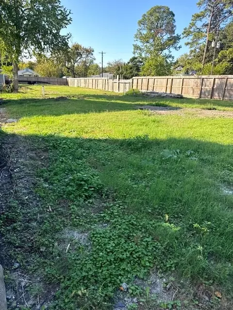 201 S 5th St, Highlands, TX 77562