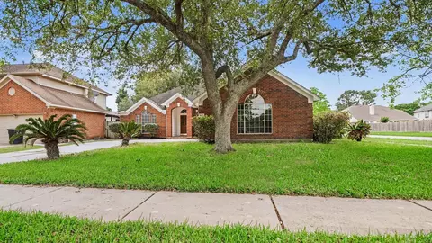 3100 Bay Breeze Dr, Dickinson, TX 77539