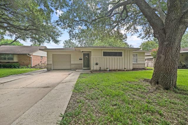 2017 Isla Dr, Pearland, TX 77581