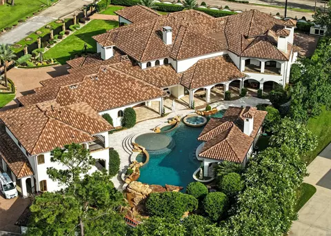 701 W Friar Tuck Ln, Houston, TX 77024