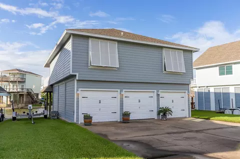 1330 Leilani Dr, Tiki Island, TX 77554