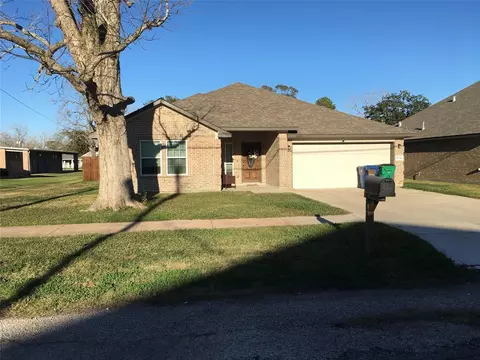 504 N Elm St, Sweeny, TX 77480 photo 1
