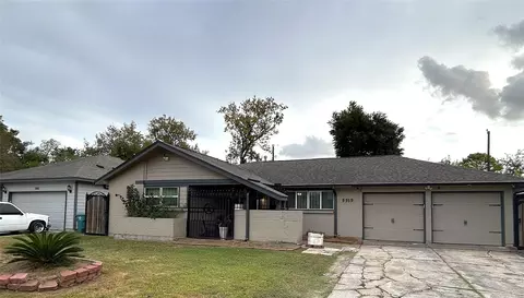 5919 Heatherbrook Dr, Houston, TX 77085