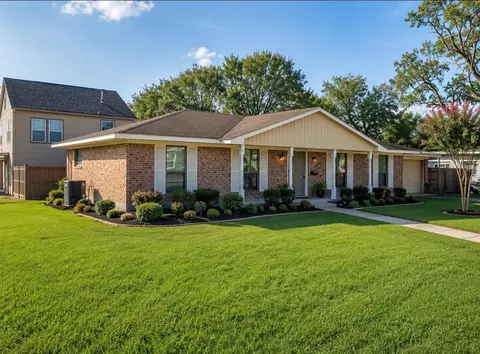 301 Travis St, Baytown, TX 77520