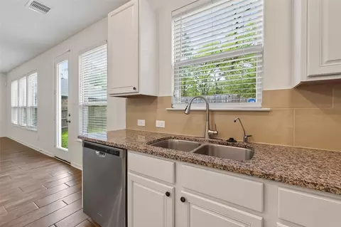 Kitchen - 2107 Parnevik Pl, Conroe, TX 77304 photo 4 of 5