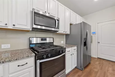 Kitchen - 2107 Parnevik Pl, Conroe, TX 77304 photo 3 of 5