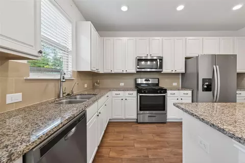 Kitchen - 2107 Parnevik Pl, Conroe, TX 77304 photo 2 of 5