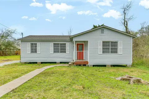821 Robertson St, Clute, TX 77531