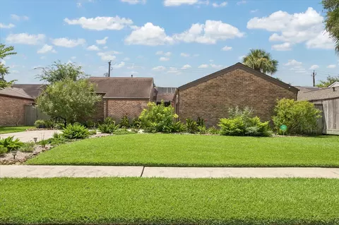 11315 Piping Rock Dr, Houston, TX 77077