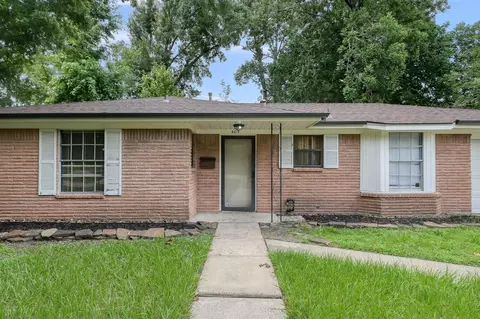 Exterior - 405 Wilson Rd, Conroe, TX 77301 photo 3 of 8