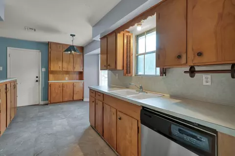 Kitchen - 405 Wilson Rd, Conroe, TX 77301 photo 3 of 4