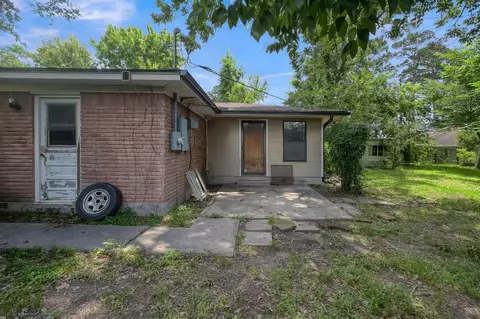 Exterior - 405 Wilson Rd, Conroe, TX 77301 photo 5 of 8