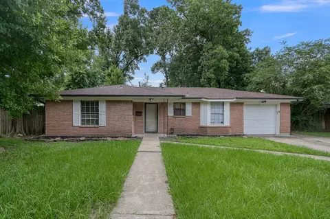 Exterior - 405 Wilson Rd, Conroe, TX 77301 photo 2 of 8