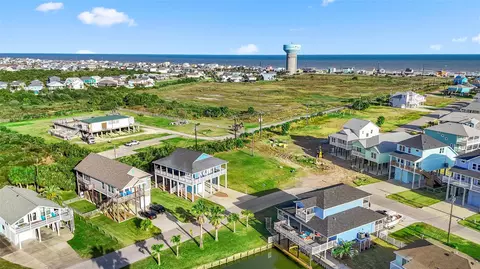 3935 Laguna Dr, Galveston, TX 77554