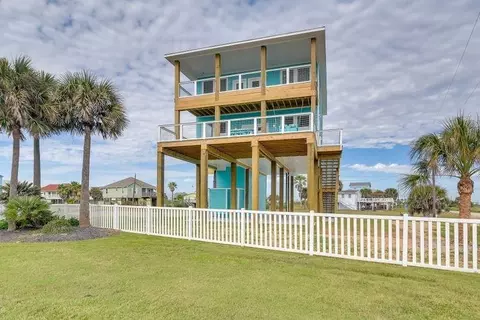 4003 11 Mile Rd, Galveston, TX 77554