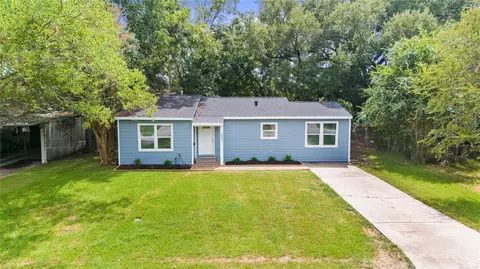 2803 S Houston Dr, La Marque, TX 77568