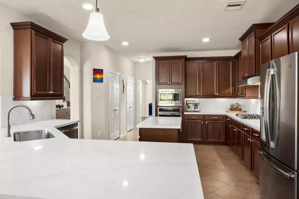 Kitchen - 22906 Shieldhall Ln, Tomball, TX 77375 photo 4 of 6