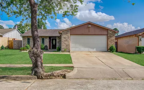 Exterior - 5706 Spring Grove Ln, Spring, TX 77373 photo 3 of 6