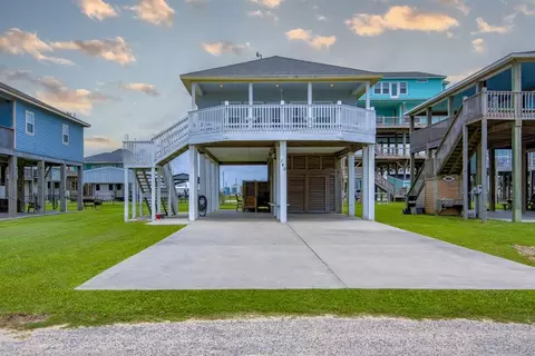 143 Ocean View Dr, Crystal Beach, TX 77650