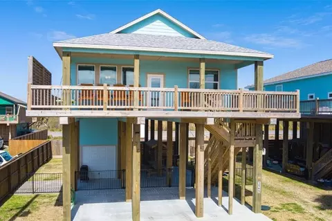 2565 Palm Dr, Crystal Beach, TX 77650