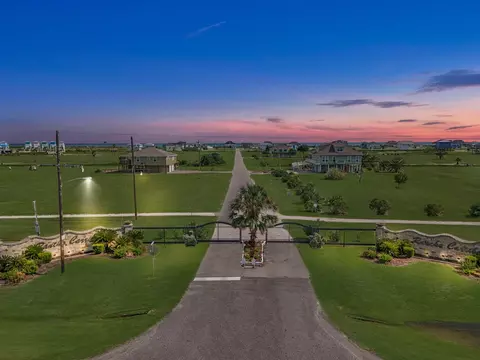 804 Rancho Carribe Dr, Crystal Beach, TX 77650