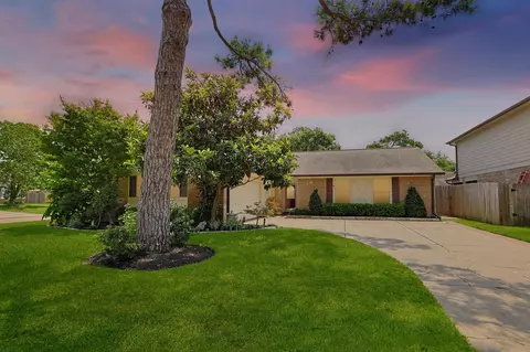 8638 Lake Crystal Dr, Houston, TX 77095