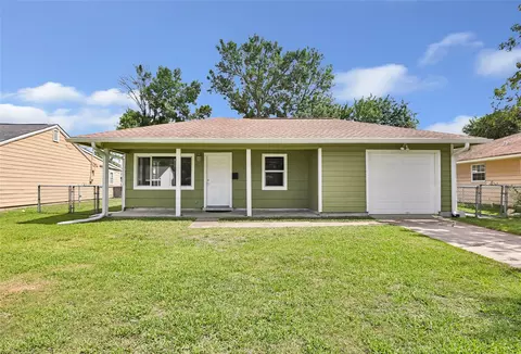 708 N Circle Dr, Baytown, TX 77520
