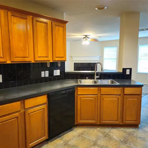 Kitchen - 42 Drifting Shadows Cir, Conroe, TX 77385 photo 1 of 2