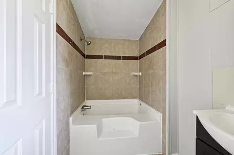 Bath - 30318 Binford Pl, Waller, TX 77484 photo 1 of 4